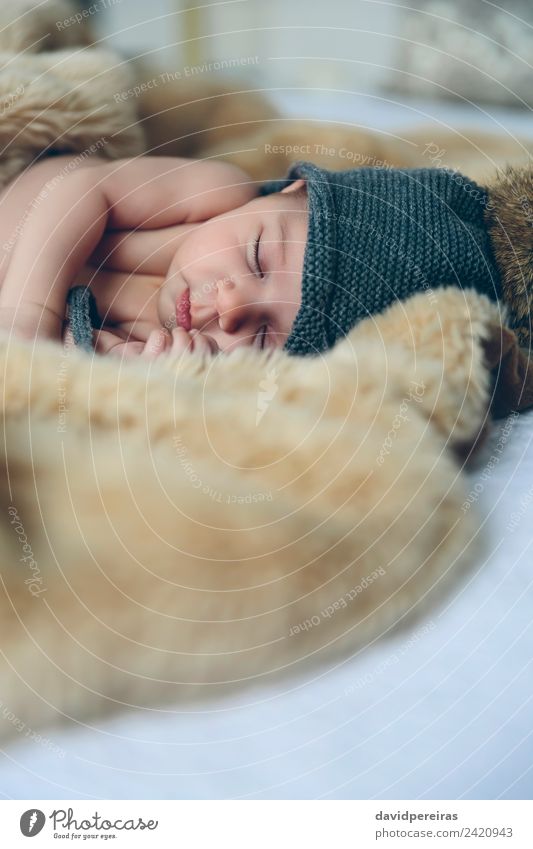 Neugeborenes Baby mit Pomponmütze schlafend auf Decke schön Windstille Schlafzimmer Kind Mensch Frau Erwachsene Wärme Hut authentisch klein nackt niedlich