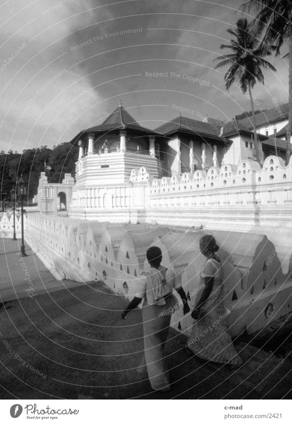 Zahntempel in Kandy - Sri Lanka Erfolg Tempel des Zahns Buddha Mensch Schwarzweißfoto