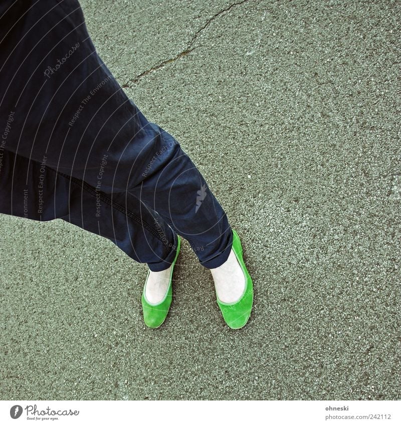 grün Lifestyle Stil Mensch feminin Beine Fuß 1 Mode Bekleidung Hose Schuhe Ballerina stehen Farbfoto mehrfarbig Außenaufnahme Textfreiraum rechts