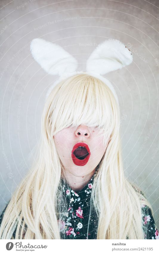 Junge überraschte Frau, die Kaninchenohren trägt. Design exotisch Haare & Frisuren Lippenstift Party Karneval Ostern Mensch feminin Junge Frau Jugendliche 1