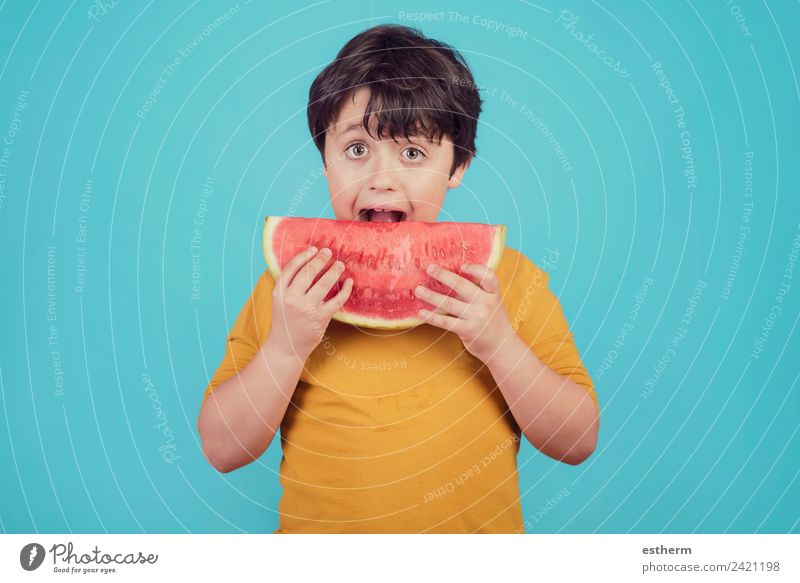 Glückliches Kind isst Wassermelone Lebensmittel Frucht Ernährung Essen Mittagessen Bioprodukte Diät Lifestyle Freude Mensch maskulin Kleinkind Junge Kindheit 1