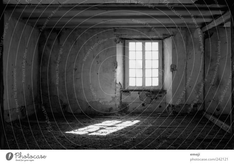 Platz für Gedanken Haus Mauer Wand Fenster alt dunkel gruselig leer Leerstand Unbewohnt Einsamkeit Rahmen negativ verfallen Schwarzweißfoto Innenaufnahme