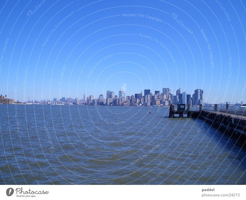 Manhatten Panorama New York City New York State Stadt Skyline Wasser Blauer Himmel Klarer Himmel Wolkenloser Himmel himmelblau Manhattan Textfreiraum oben