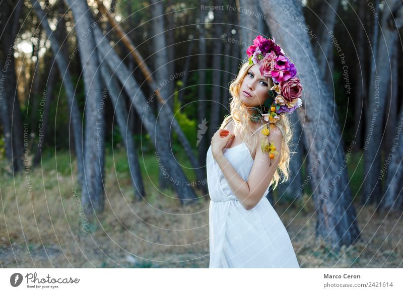 Schöne Frau mit romantischem weißem Kleid und Blumen im Wald. attraktiv Gegenlicht schön blond blau Braut ländlich ruhig Kaukasier elegant Mode Glamour