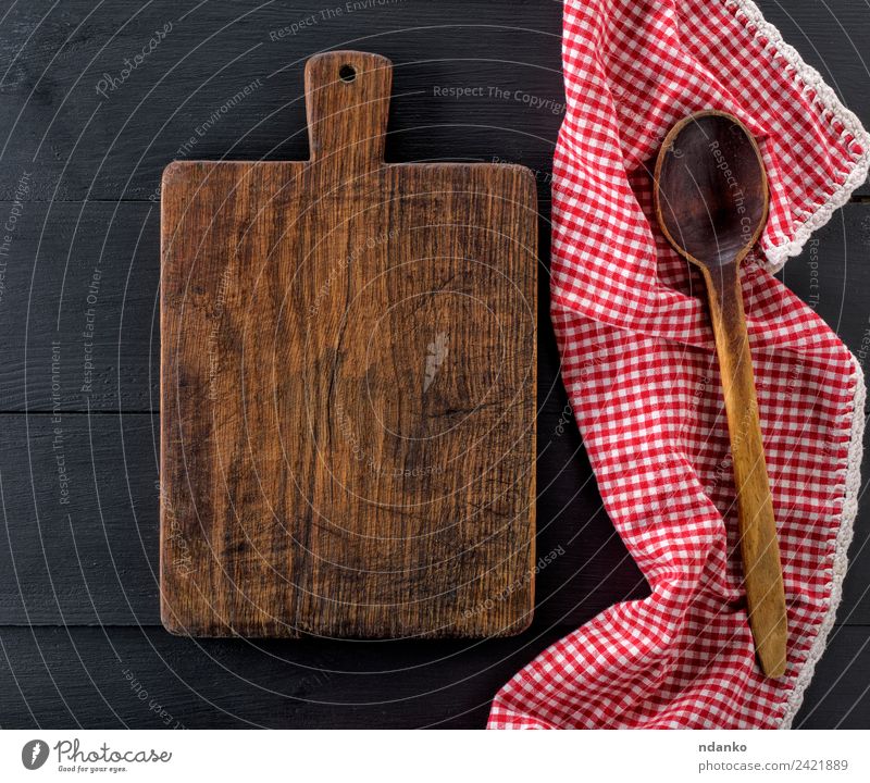 leeres altes Holzschneidebrett Löffel Design Küche natürlich oben retro braun rot weiß Serviette Schiffsplanken Utensil Handtuch Schneiden Objektfotografie