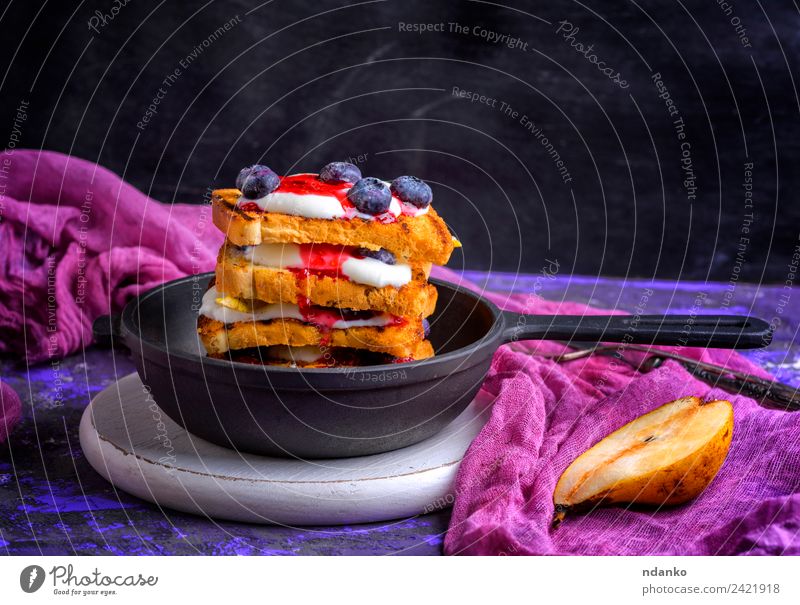 Französischer Toast mit Beeren Frucht Brot Dessert Frühstück Pfanne Tisch frisch lecker schwarz weiß Zuprosten Sahne Lebensmittel Hintergrund Gußeisen