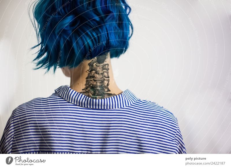 [AM102] - Columna vertebralis ferro picta Haare & Frisuren Leben feminin Junge Frau Jugendliche Rücken Hals 18-30 Jahre Erwachsene Jugendkultur Subkultur Tattoo