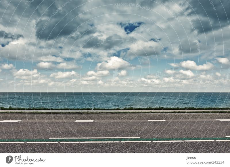 Querverbindung Umwelt Wasser Himmel Wolken Horizont Klima Wetter Küste Verkehrswege Straßenverkehr Linie Streifen blau grau weiß Meer Uferstraße Farbfoto