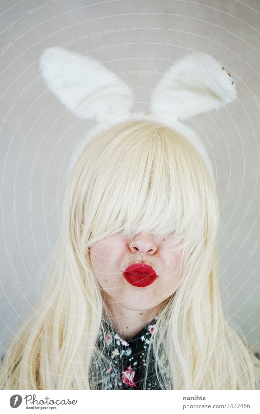 Junge Frau mit Kaninchenohren und Küssen Stil Design exotisch Gesicht Lippenstift Feste & Feiern Karneval Ostern Mensch feminin Jugendliche 1 18-30 Jahre