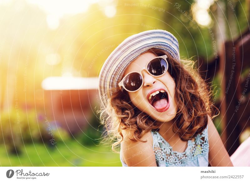 Sommerporträt eines glücklichen Kindes Mädchen im Urlaub Erholung Ferien & Urlaub & Reisen Ausflug Camping Sonnenbad Garten Dekoration & Verzierung Natur Kleid