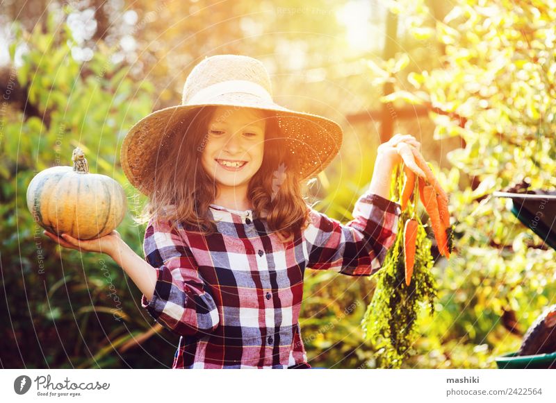 fröhlich lustig Kind Mädchen in Bauernhut und Hemd Gemüse Lifestyle Freude Natur Herbst Wachstum frisch natürlich grün Ernte Möhre Kürbis September Jahreszeiten
