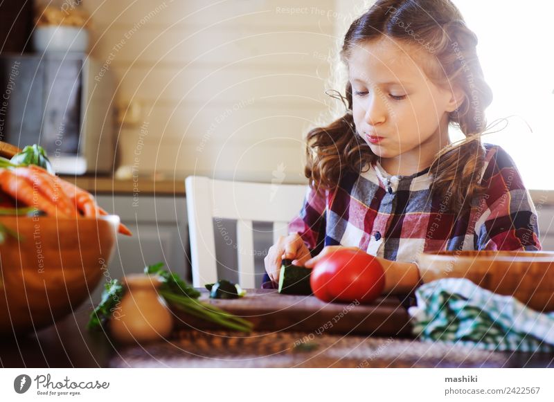 Kind Mädchen hilft Mama, Salat mit Messer zu kochen. Gemüse Mittagessen Abendessen Lifestyle Freude Tisch Küche Mutter Erwachsene Familie & Verwandtschaft