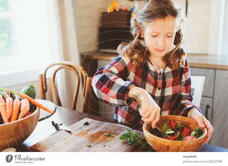 Kind Mädchen hilft Mama, frisches Gemüse zu kochen und zu schneiden. Mittagessen Abendessen Lifestyle Freude Tisch Küche Mutter Erwachsene