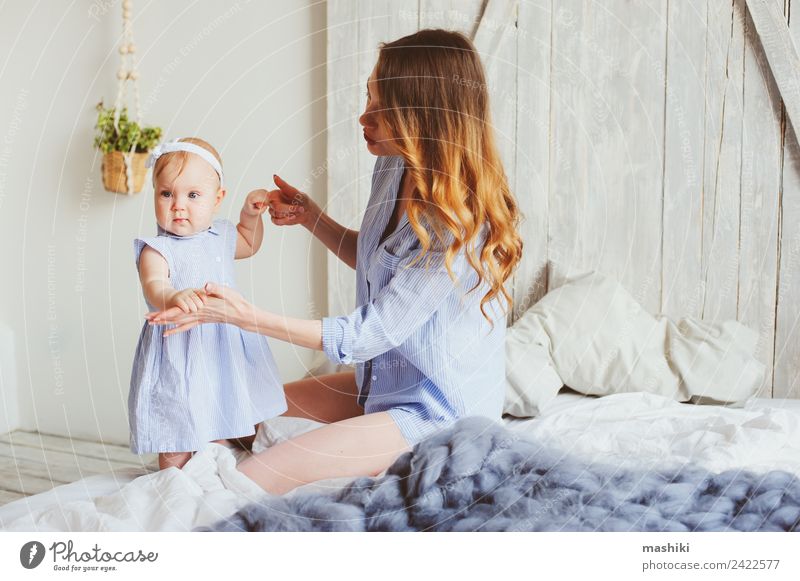 glückliche Mutter und 9 Monate altes Baby im passenden Pyjama Lifestyle Freude Glück Spielen Schlafzimmer Eltern Erwachsene Familie & Verwandtschaft Kindheit