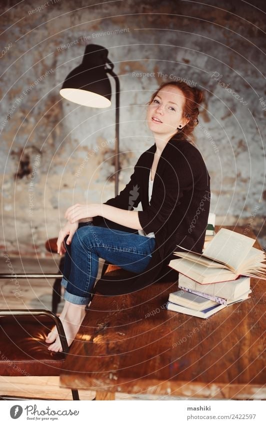 junge Hipsterin Rothaarige Frau entspannt sich zu Hause Lifestyle Erholung lesen stricken Tisch Erwachsene Buch Bibliothek Herbst Wärme Pullover rothaarig Holz