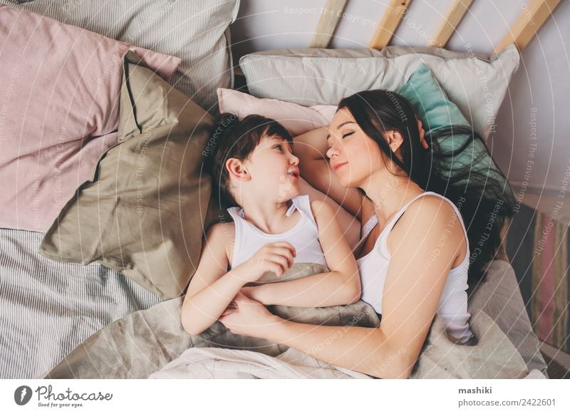 Mutter und Kind Sohn schlafen zusammen im Bett Lifestyle Freude Leben Erholung Schlafzimmer Kleinkind Junge Eltern Erwachsene Familie & Verwandtschaft Lächeln