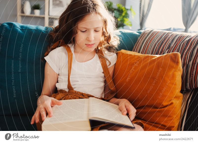 smartes Kind Mädchen liest interessantes Buch Lifestyle Erholung lesen Schule lernen Schulkind Kindheit klein klug Einsamkeit bequem heimwärts Bildung Etage