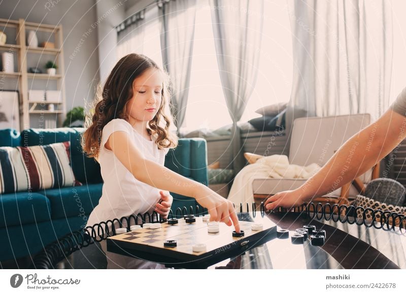 Kind Mädchen spielt Dame mit ihrem Vater zu Hause. Lifestyle Freizeit & Hobby Spielen Schach Eltern Erwachsene Familie & Verwandtschaft Kindheit Spielzeug