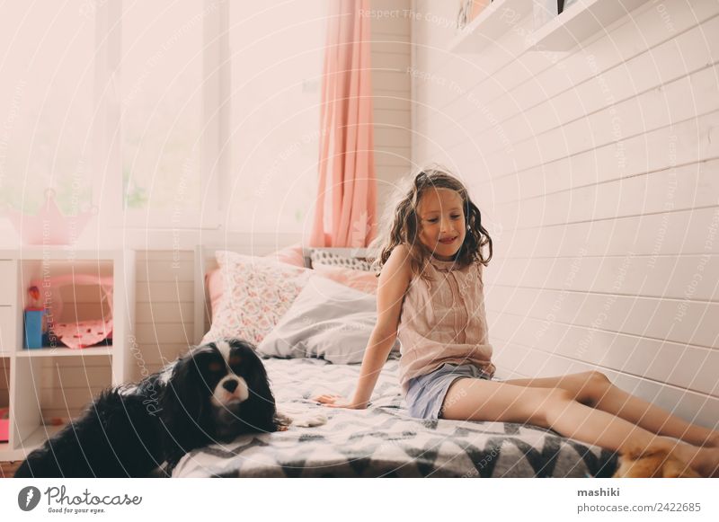 Kind Mädchen spielt mit Hund in ihrem Zimmer Lifestyle Spielen Schlafzimmer Spielzeug authentisch modern Sauberkeit Geborgenheit Kreativität Raum realistisch
