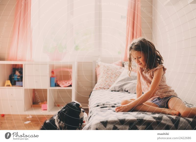 Kind Mädchen spielt mit Hund in ihrem Zimmer Lifestyle Schlafzimmer Kindergarten Spielzeug authentisch modern Sauberkeit Geborgenheit Kreativität Raum