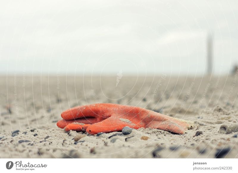 Wenn man ihnen den kleinen Finger reicht… Umwelt Sand Küste Strand Bekleidung Arbeitsbekleidung Schutzbekleidung liegen alt kaputt Umweltverschmutzung