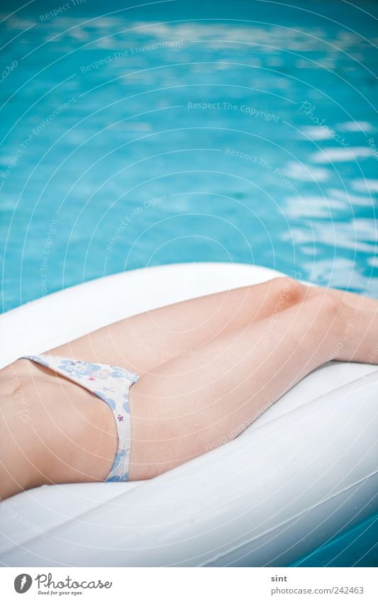 abkühlung harmonisch Wohlgefühl Erholung ruhig Sommer Sommerurlaub Sonnenbad Schwimmbad feminin 1 Mensch Wasser Schönes Wetter Luftmatratze liegen