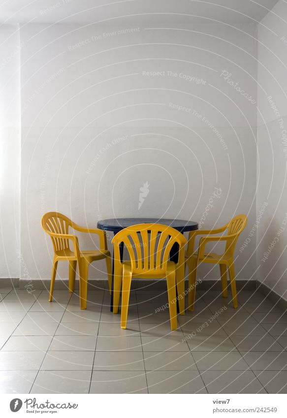 einfach Umzug (Wohnungswechsel) einrichten Innenarchitektur Möbel Stuhl Tisch Mauer Wand Beton Kunststoff Linie Streifen authentisch frisch einzigartig trist