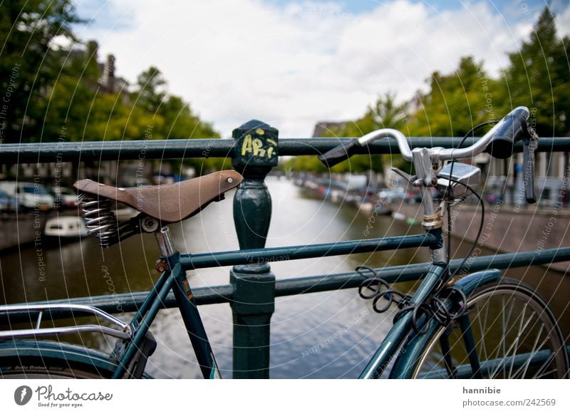 ART Fahrrad Altstadt Brücke Personenverkehr Bootsfahrt Motorboot stehen warten alt blau grün schwarz silber Amsterdam Hollandrad Brückengeländer Fahrradsattel