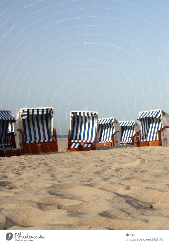 Spiekeroog | Warten auf Kundschaft Wohlgefühl Erholung Ferien & Urlaub & Reisen Tourismus Sommer Strand 6 Mensch Himmel Küste Streifen sitzen dünn blau weiß