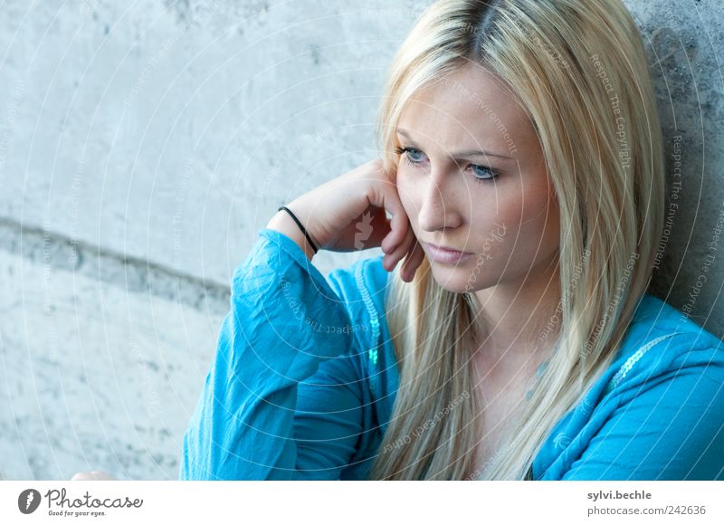 Nein Mann, ich bin nicht sauer! Gesicht Mensch feminin Junge Frau Jugendliche Leben 18-30 Jahre Erwachsene Mauer Wand blond langhaarig schön blau Sorge