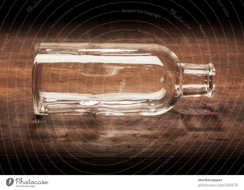 Leere Flasche offen Loch hohl alt altehrwürdig Menschenleer durchsichtig Holz Glas ausleeren altmodisch Objektfotografie