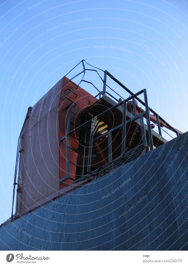 Monolith Wasserfahrzeug Konstruktion Wand Stahl schwarz Industrie Treppe