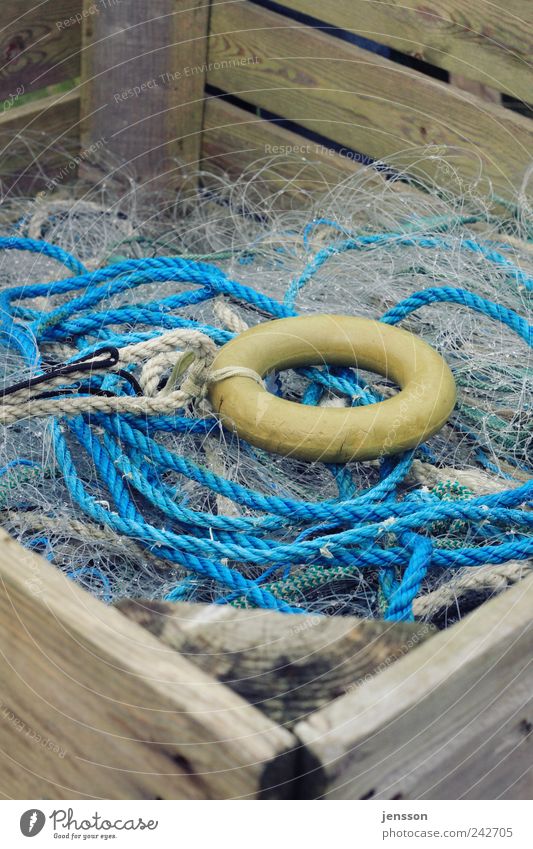 Der Ring Arbeitsplatz Kunststoff Knoten Netz blau gelb chaotisch durcheinander Seil Schnur Kreis Fischernetz Fischereiwirtschaft Kiste Holz Holzkiste