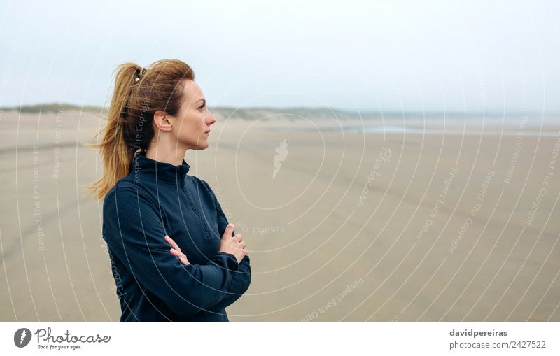 Frau, die auf das Meer schaut. Lifestyle schön Meditation Strand Mensch Erwachsene Sand Herbst Nebel Denken Traurigkeit authentisch Einsamkeit Zukunft