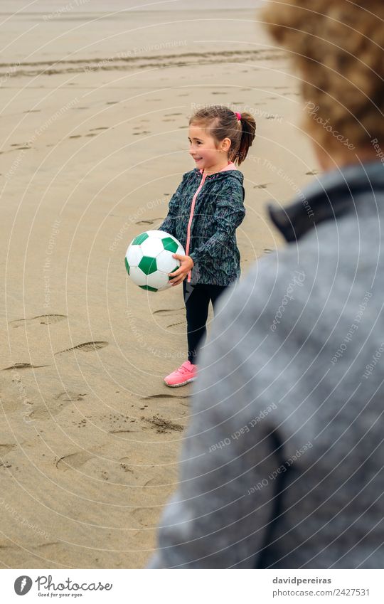 Mädchen und ältere Frau beim Spielen am Strand Lifestyle Freude Glück Sport Kind Mensch Erwachsene Großmutter Familie & Verwandtschaft Sand Herbst Nebel