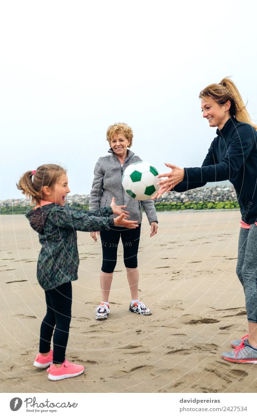 Drei Generationen weibliche Spielerinnen am Strand Lifestyle Freude Glück Spielen Kind Mensch Frau Erwachsene Mutter Großmutter Familie & Verwandtschaft Sand