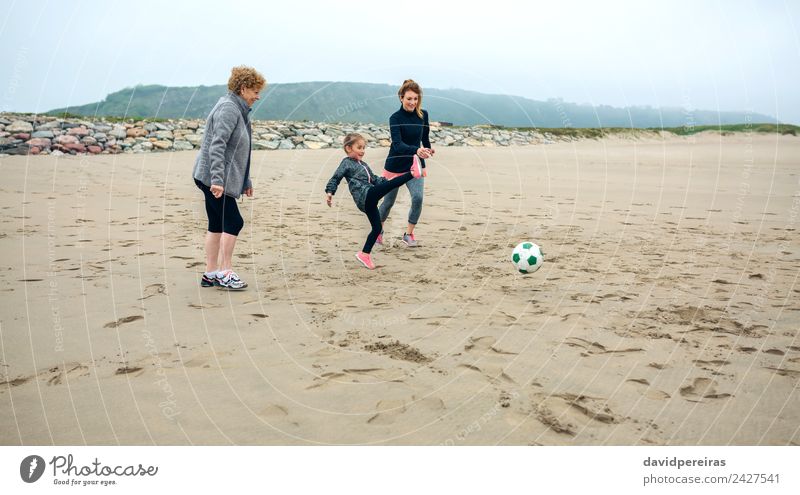 Drei Generationen Frau beim Fußball am Strand Lifestyle Freude Glück Spielen Kind Mensch Erwachsene Mutter Großmutter Familie & Verwandtschaft Sand Herbst Nebel