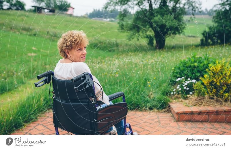 Ältere Frau im Rollstuhl Gesundheitswesen Erholung Garten Ruhestand Mensch Erwachsene Großmutter Natur Pflanze Baum Gras alt sitzen Traurigkeit authentisch
