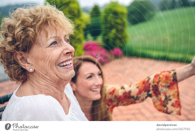 Ältere Frau im Rollstuhl lacht mit ihrer Tochter Lifestyle Glück Gesundheitswesen Erholung Garten Mensch Erwachsene Mutter Großmutter Familie & Verwandtschaft