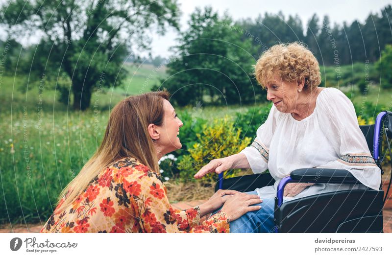 Junge Frau im Gespräch mit älterer Frau im Rollstuhl Lifestyle Gesundheitswesen Erholung Garten sprechen Mensch Erwachsene Mutter Großmutter