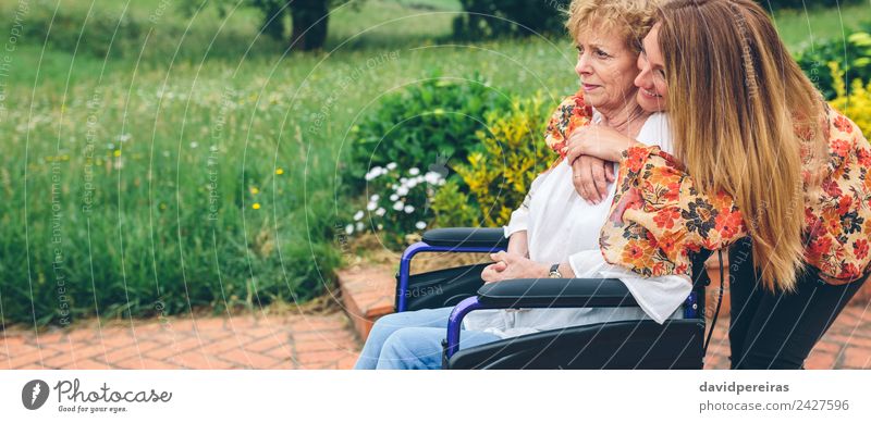 Ältere Frau im Rollstuhl mit ihrer Tochter Lifestyle Gesundheitswesen Erholung Garten Mensch Erwachsene Mutter Großmutter Familie & Verwandtschaft Natur alt