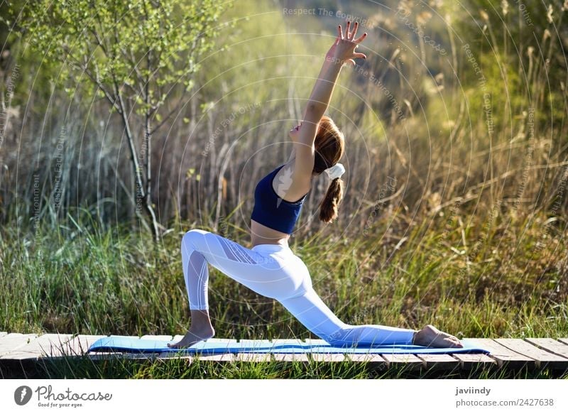 Junge Frau beim Yoga in der Natur Lifestyle Glück schön Körper Erholung Meditation Sommer Sport Mensch Jugendliche Erwachsene 1 18-30 Jahre Baum Fitness