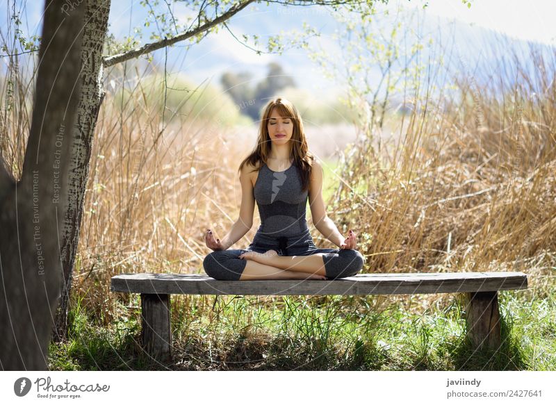 Junge Frau beim Yoga in der Natur Lifestyle schön Körper Erholung Meditation Sommer Sport Mensch feminin Jugendliche Erwachsene 1 18-30 Jahre Gras Fitness