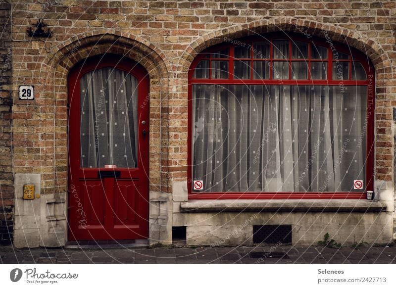29 Häusliches Leben Wohnung Haus Dorf Stadt Bauwerk Gebäude Architektur Mauer Wand Fenster Tür ästhetisch Gardine Farbfoto Außenaufnahme Menschenleer