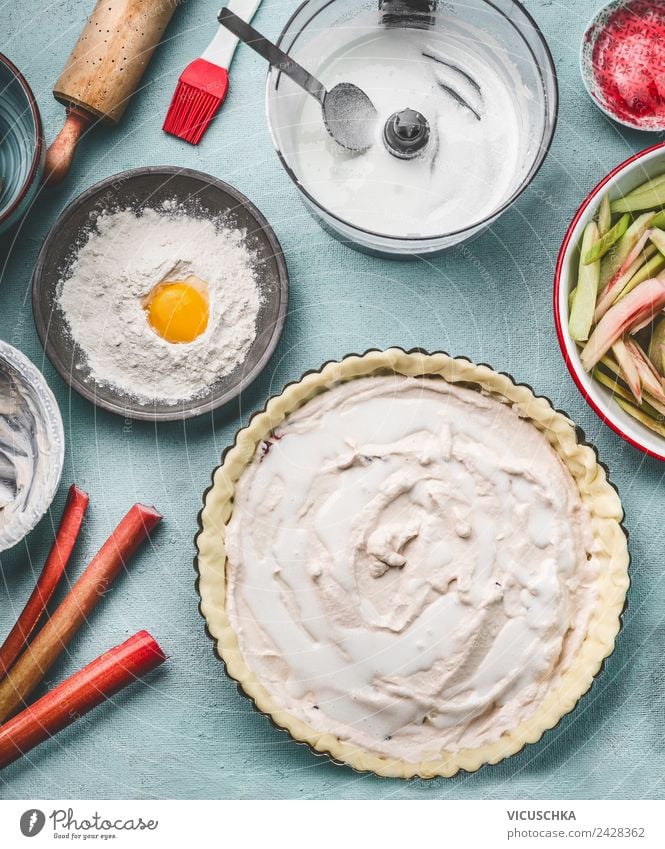 Rhabarberkuchen Zubereitung auf Küchentisch Lebensmittel Kuchen Ernährung Geschirr Stil Design Häusliches Leben Essen zubereiten Tart Mehl Ei Backform
