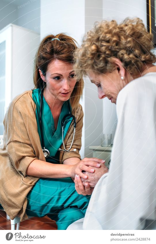 Weiblicher Arzt, der einem älteren Patienten Mut zuspricht Behandlung Krankheit Medikament Krankenhaus sprechen Mensch Frau Erwachsene Hand alt Beratung