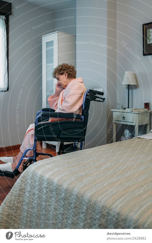 Ältere Frau im Rollstuhl allein Lifestyle Gesundheitswesen Krankheit Medikament Erholung Lampe Krankenhaus Ruhestand Mensch Erwachsene alt sitzen Traurigkeit