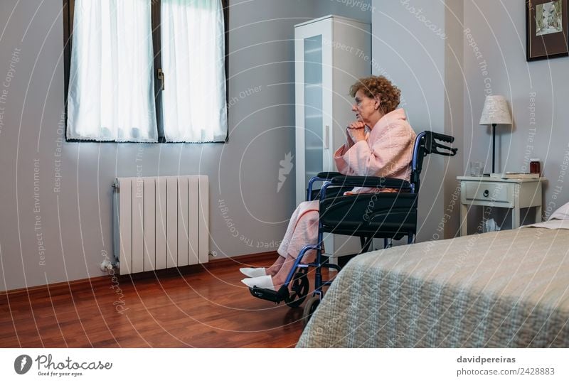 Ältere Frau im Rollstuhl allein Lifestyle Gesundheitswesen Krankheit Medikament Erholung Krankenhaus Mensch Erwachsene alt sitzen Traurigkeit authentisch