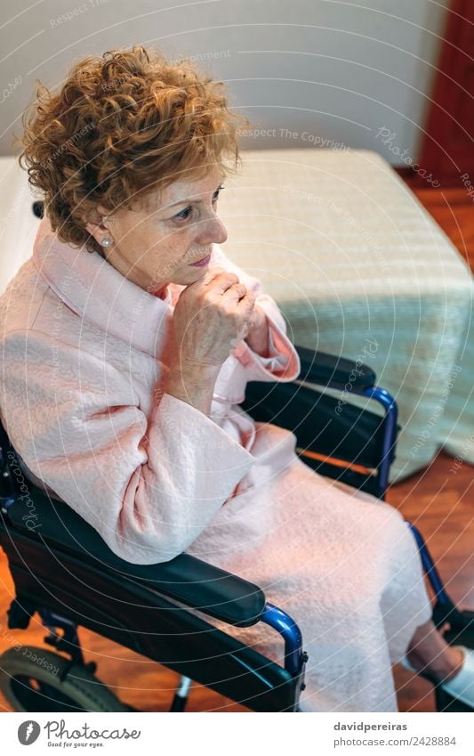 Ältere Frau im Rollstuhl allein Lifestyle Gesundheitswesen Krankheit Medikament Erholung Krankenhaus Ruhestand Mensch Erwachsene alt sitzen Traurigkeit