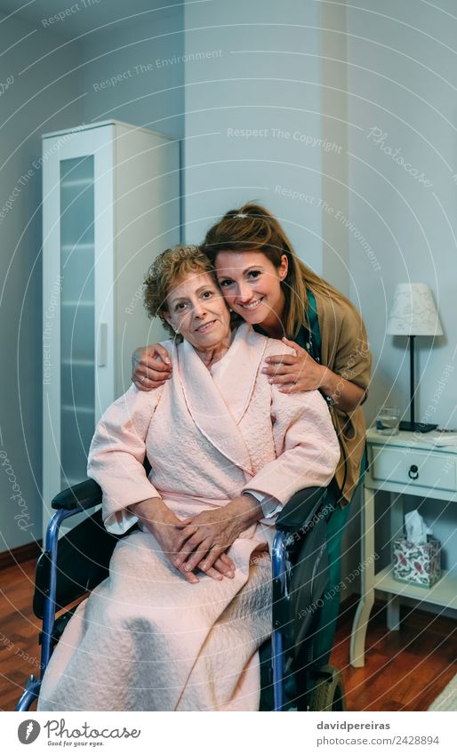 Weibliche Betreuerin posiert mit älterer Patientin schön Gesundheitswesen Krankheit Lampe Schlafzimmer Arzt Krankenhaus Mensch Frau Erwachsene alt Lächeln